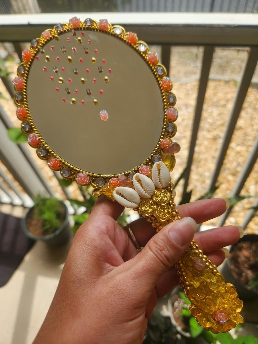 Espelho personalizado em tons de âmbar, com búzios, flores e pedrarias, criado por intuição