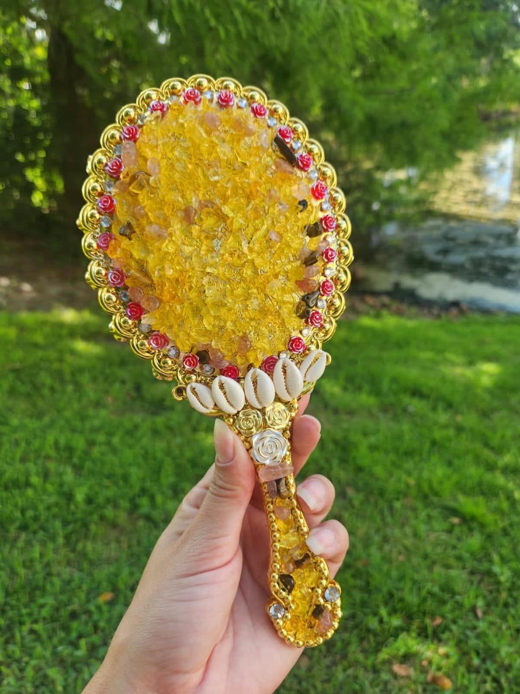 Espelho Reflexo de Areia com crushed glass dourado e moldura de pedrarias rosadas